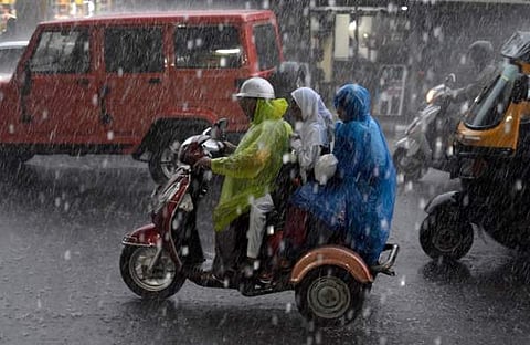 ന്യൂനമര്‍ദ്ദത്തിന് പുറമെ, ന്യൂനമര്‍ദ്ദപാത്തിയും; ഇന്ന് ഒറ്റപ്പെട്ട ശക്തമായ മഴ; യെല്ലോ അലര്‍ട്ട്, ഇടിമിന്നല്‍ മുന്നറിയിപ്പ്