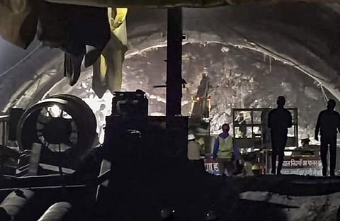 തുരങ്കത്തില്‍ കുടുങ്ങിയ തൊഴിലാളികളെ രക്ഷപ്പെടുത്താനുള്ള ശ്രമം/ പിടിഐ