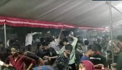 അധ്യാപകരും രക്ഷിതാക്കളും വിദ്യാര്‍ഥികളും തമ്മില്‍ തല്ലുന്നതിന്റെ വീഡിയോ ദൃശ്യം