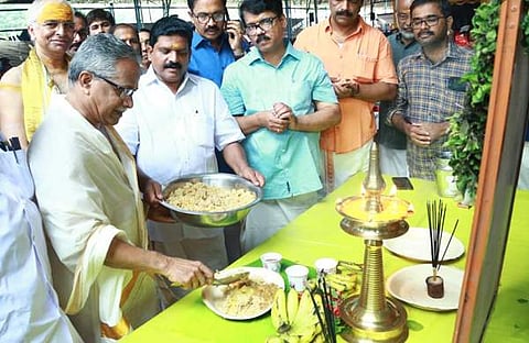 ഏകാദശി ദിനത്തിൽ പ്രസാദ ഊട്ടിന് തുടക്കമിടുന്ന ചടങ്ങ്