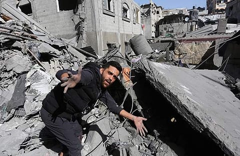 റാഫയിലെ ഗാസ മുനമ്പില്‍ ഇസ്രായേല്‍ നടത്തിയ ആക്രമണത്തിന് ശേഷം പലസ്തീനികള്‍ രക്ഷപ്പെട്ടവരെ തിരയുന്നു/ ഫോട്ടോ: പിടിഐ