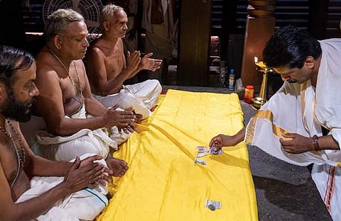 ഗുരുവായൂർ ക്ഷേത്രത്തിലെ ദ്വാദശി പണം സമർപ്പണം