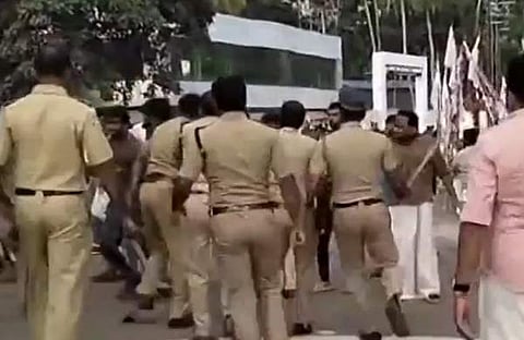 പെരിങ്ങമ്മല ഇഖ്ബാല്‍ കോളജില്‍ എസ്എഫ്‌ഐ-കെഎസ്‌‌യു സംഘര്‍ഷം/ ടെലിവിഷൻ സ്ക്രീൻഷോട്ട്