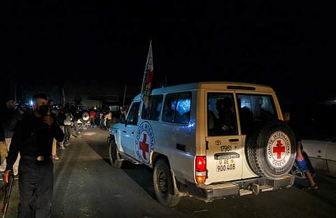 മോചിപ്പിക്കപ്പെട്ടവരുമായി റെഡ് ക്രോസ് വാഹനങ്ങൾ റാഫയിലേക്ക്/ ട്വിറ്റർ