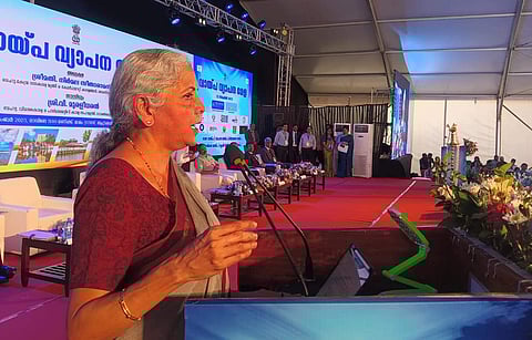 നിര്‍മ്മല സീതാരാമന്‍ വായ്പ വ്യാപനമേളയുടെ ഉദ്ഘാടനം നിര്‍വഹിക്കുന്നു