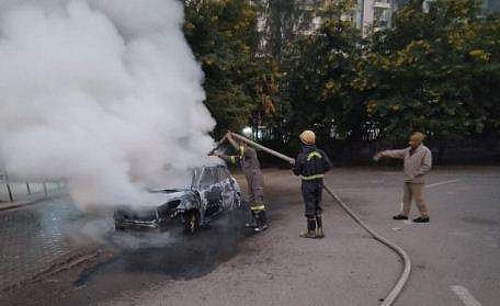 നോയിഡയില്‍ കാറിനു തീപിടിച്ച് രണ്ടു പേര്‍ വെന്തു മരിച്ചു/വിഡിയോ ദൃശ്യം