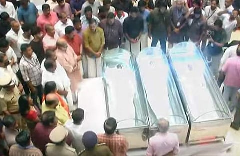 വിദ്യാർത്ഥികളുടെ മൃതദേഹം പൊതുദർശനത്തിന് വെച്ചപ്പോൾ/ ടിവി ദൃശ്യം