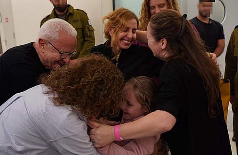 ഹമാസ് ബന്ദികളാക്കിയതില്‍ വിട്ടയച്ച ആറ് വയസ്സുകാരി അമേലിയ അലോനിയും അമ്മ ഡാനിയേലും/ ഫോട്ടോ: പിടിഐ