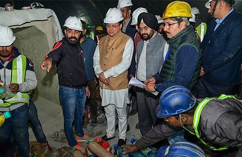 രക്ഷാപ്രവര്‍ത്തനത്തിന്റെ വിശദാംശങ്ങള്‍  ഉത്തരാഖണ്ഡ് മുഖ്യമന്ത്രി പുഷ്‌കര്‍ സിങ് ധാമി ചോദിച്ചു മനസിലാക്കുന്നു/പിടിഐ