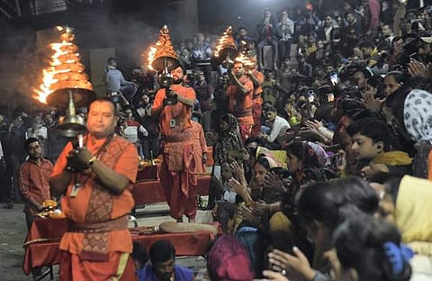 കാർത്തിക പൗർണമി സന്ധ്യയിലെ ​ഗം​ഗാ ആരതി/ പിടിഐ