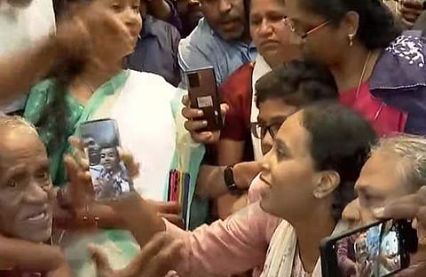 അമ്മ വീഡിയോകോളിലൂടെ അബി​ഗേലിനെ കാണുന്നു/ ടിവി ദൃശ്യം