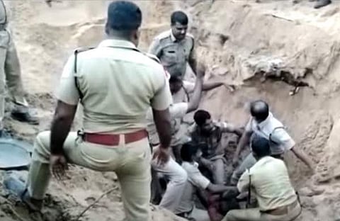 തൊളിലാളിയെ പുറത്തെടുക്കുന്നു/ ടെലിവിഷൻ സ്ക്രീൻഷോട്ട്