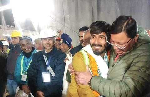 പുറത്തെത്തിച്ച തൊഴിലാളികളെ മുഖ്യമന്ത്രി പുഷ്‌കര്‍ സിങ് മാലയിട്ട് സ്വീകരിച്ച് ആശ്വപ്പിക്കുന്നു/ ഫോട്ടോ: എഎന്‍ഐ