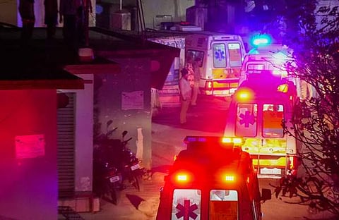 രക്ഷപെടുത്തിയവരെ ആംബുലന്‍സില്‍ ആശുപത്രിയില്‍ എത്തിച്ചപ്പോള്‍/ഫോട്ടോ: പിടിഐ