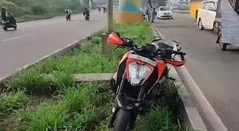 യുവതിയും യുവാവും സഞ്ചരിച്ച ബൈക്ക്/ ടെലിവിഷന്‍ ദൃശ്യം