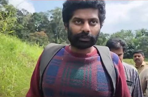 വനത്തിനുള്ളില്‍ കുടുങ്ങിയ യുവാവിനെ വനംവകുപ്പ് ഉദ്യോഗസ്ഥര്‍ പുറത്തെത്തിച്ചപ്പോള്‍