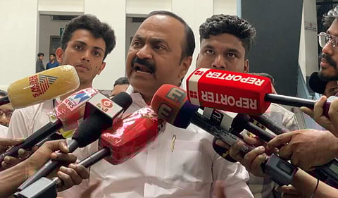 വിഡി സതീശന്‍ മാധ്യമങ്ങളെ കാണുന്നു