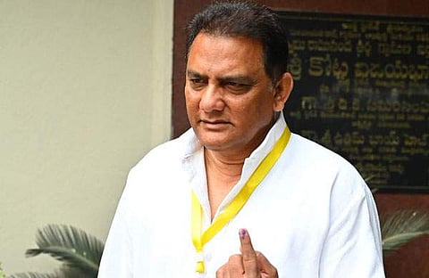 അസ്ഹറുദ്ദീൻ വോട്ടു രേഖപ്പെടുത്തിയശേഷം/ ഫെയ്സ്ബുക്ക്