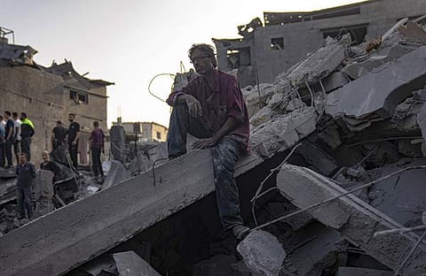 ഗാസ മുനമ്പിലെ മഗാസി അഭയാര്‍ഥി ക്യാമ്പില്‍ ഇസ്രയേല്‍ ആക്രമണത്തില്‍ രക്ഷപ്പെട്ടവര്‍ക്കായി തിരച്ചില്‍ നടത്തുന്നവര്‍/ പിടിഐ