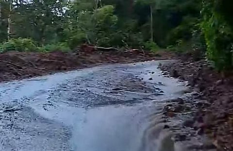 കുമളി- മൂന്നാര്‍ സംസ്ഥാന പാതയില്‍ മണ്ണിടിഞ്ഞ് വീണപ്പോൾ, ടിവി ദൃശ്യം