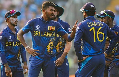 ഇന്ത്യക്കെതിരായ മത്സരത്തിനിടെ ലങ്കൻ താരങ്ങൾ/ പിടിഐ