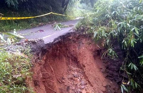 റോഡ് തകര്‍ന്ന നിലയില്‍/ ഫെയ്‌സ്ബുക്ക്‌