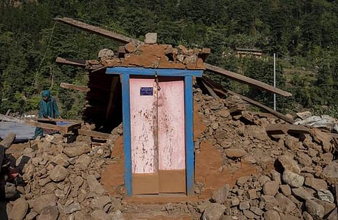 നേപ്പാളിൽ വെള്ളിയാഴ്ച ഉണ്ടായ ഭൂചലനത്തിൽ വീട് തകർന്ന നിലയിൽ, എപി