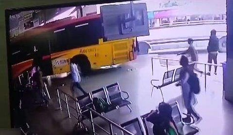 ബസ് പ്ലാറ്റ്‌ഫോമിലേക്ക് ഇടിച്ചുകയറിയ നിലയില്‍