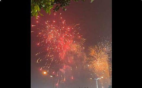 ഈഡന്‍ ഗാര്‍ഡന്‍സിന് വെളിയില്‍ നടന്ന വെടിക്കെട്ടിന്റെ ദൃശ്യം