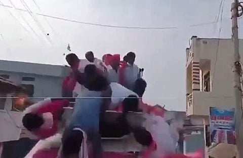 പ്രചാരണ വാഹനത്തിന്റെ മുകളില്‍ നിന്ന് താഴേക്ക് വീഴുന്ന ദൃശ്യം