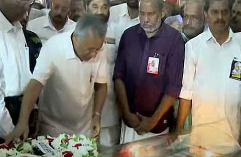 മുഖ്യമന്ത്രി അന്തിമോപചാരം അർപ്പിക്കുന്നു/ ടിവി ദൃശ്യം