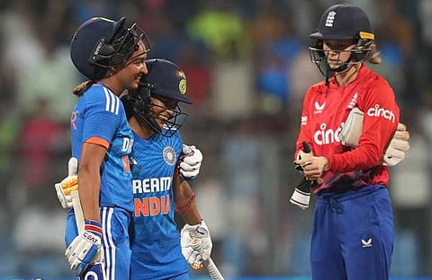 ഇന്ത്യൻ ജയം ആഘോഷിക്കുന്ന ക്യാപ്റ്റൻ ഹർമൻപ്രീത് കൗറും അമൻജോത് കൗറും/ പിടിഐ