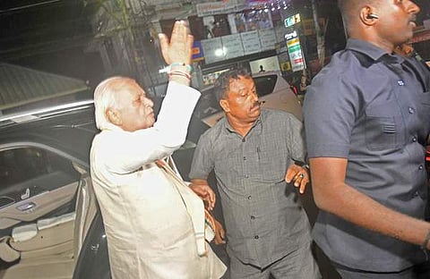 എസ്എഫ്‌ഐ പ്രതിഷേധത്തിന് പിന്നലെ കാറില്‍ നിന്ന് പുറത്തിറങ്ങിയ ഗവര്‍ണര്‍