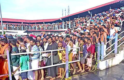 തിങ്കളാഴ്ച ശബരിമല സന്നിധാനത്തെ ഭക്തജനത്തിരക്ക്/എക്‌സ്പ്രസ്‌