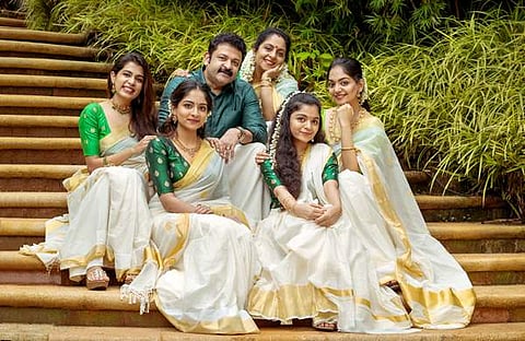 കൃഷ്ണകുമാർ കുടുംബത്തോടൊപ്പം/ ഫെയ്‌സ്‌ബുക്ക്