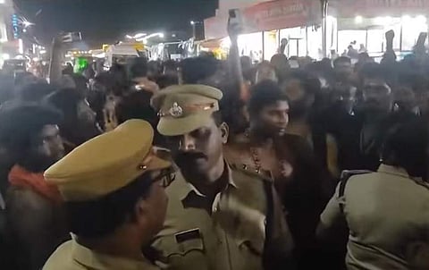 ശബരിമല തീര്‍ത്ഥാടകര്‍ റോഡ് ഉപരോധിച്ചു/ ടെലിവിഷൻ സ്ക്രീൻഷോട്ട്