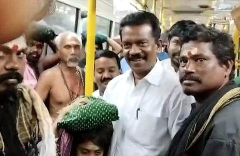 അയ്യപ്പന്‍മാര്‍ക്കൊപ്പം മന്ത്രി സി രാധാകൃഷ്ണന്‍/ ഫോട്ടോ: ഫെയ്‌സ്ബുക്ക്