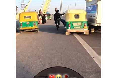 യുവാവ് സൈക്കിൾ യാത്രക്കാരനെ ഇടിച്ചുതെറിപ്പിക്കുന്നതിന് തൊട്ടുമുൻ‌പുള്ള ദൃശ്യം