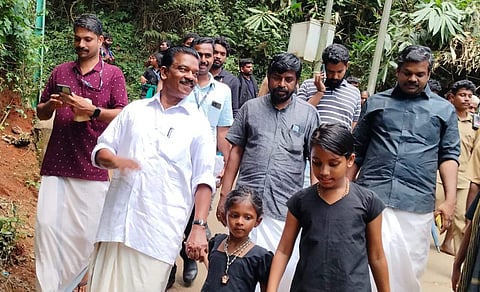 ശബരിമലയില്‍ നിന്ന് അയ്യപ്പന്‍മാര്‍ക്കൊപ്പം ഇറങ്ങുന്ന ദേവസ്വം മന്ത്രി  കെ രാധാകൃഷ്ണന്‍