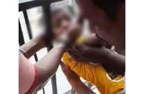 ​ഗ്രില്ലിനുള്ളിൽ കുടുങ്ങിയ കുട്ടിയെ രക്ഷിച്ചപ്പോൾ, സ്ക്രീൻഷോട്ട്