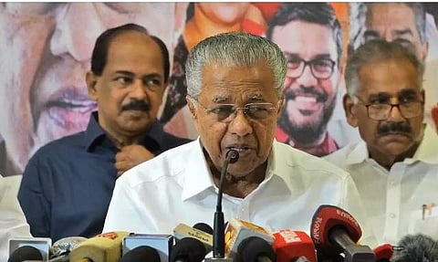 പിണറായി വിജയന്‍ ആലപ്പുഴയില്‍ മാധ്യമങ്ങളെ കാണുന്നു