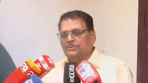 കെഇ ഇസ്മയില്‍ മാധ്യമങ്ങളോടു സംസാരിക്കുന്നു