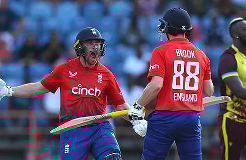 വിജയം ആഘോഷിക്കുന്ന ഫിൽ സാൾട്ടും ഹാരി ബ്രൂകും/ ട്വിറ്റർ