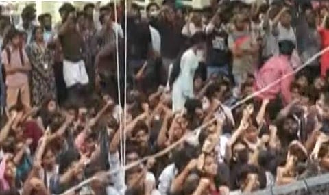 സെമിനാര്‍ വേദിക്ക് പുറത്ത് എസ്എഫ്‌ഐ പ്രവര്‍ത്തകരുടെ പ്രതിഷേധം