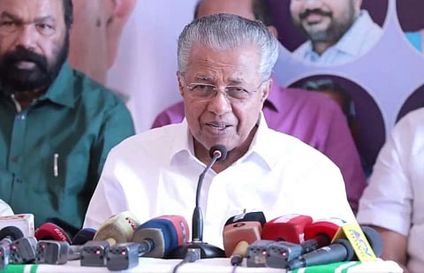 പിണറായി വിജയന്‍ കൊല്ലത്ത് മാധ്യമങ്ങളെ കാണുന്നു