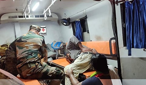 ട്രെയിനില്‍ കുടങ്ങിയ യാത്രക്കാരെ രക്ഷിക്കുന്നു/ എക്‌സ്‌