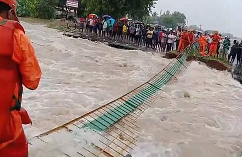 മലവെള്ളപ്പാച്ചിലിൽ തകർന്ന ട്രാക്ക് / എക്സ്