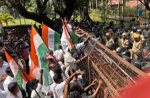 കോൺ​ഗ്രസ് പ്രവർത്തകർ ബാരിക്കേഡ് മറിച്ചിടാൻ ശ്രമിക്കുന്നു/ ടിവി ദൃശ്യം