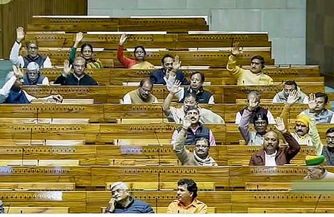 ശൈത്യകാല സമ്മേളനത്തില്‍ പങ്കെടുക്കുന്ന ലോക്‌സഭാ എംപിമാര്‍/ പിടിഐ