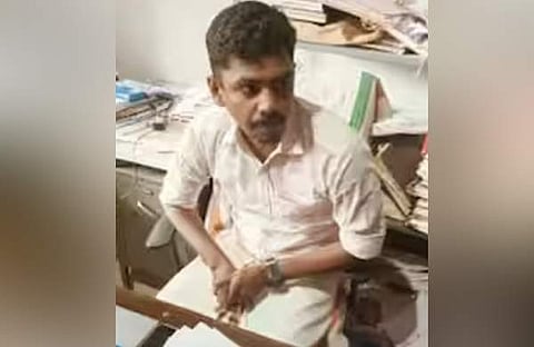 ലൈഫിൽ കിട്ടിയത് 40,000 രൂപ; '20,000 കൈക്കൂലി വേണം', അടുത്ത ​ഗഢു അനുവദിക്കില്ലെന്ന് ഭീഷണി: ഉദ്യോ​ഗസ്ഥനെ കുടുക്കി വീട്ടമ്മ